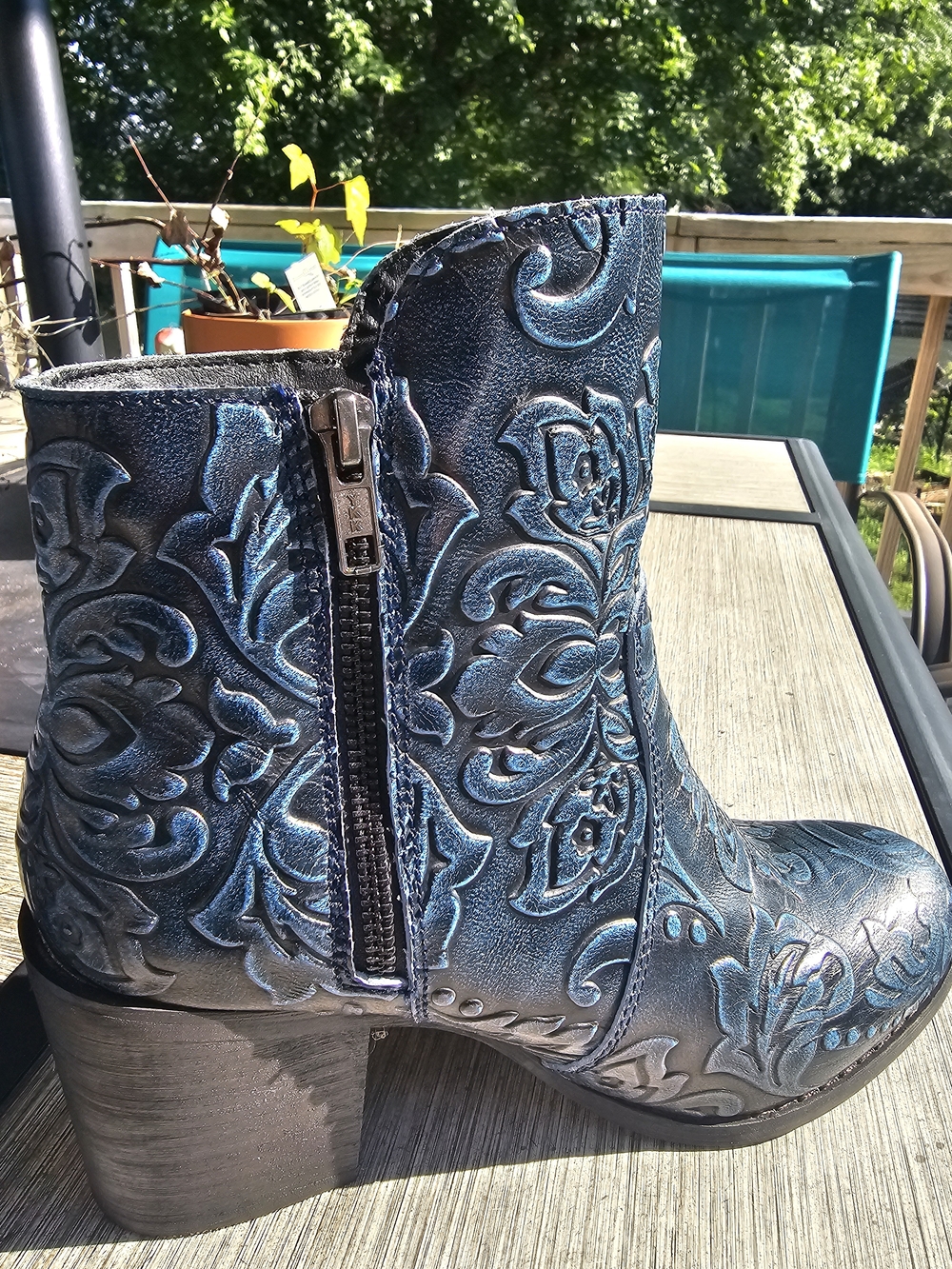 Sterling River Black & Metallic Blue Embossed Floral Leather Ankle Boots Sz 7.5M - Picture 4 of 6
